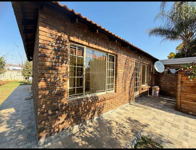 2 BEDROOM TOWNHOUSE FOR SALE IN ANDEON